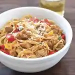 BACHELOR SPAGHETTI MIT WURST, PFEFFERN UND ZWIEBELN