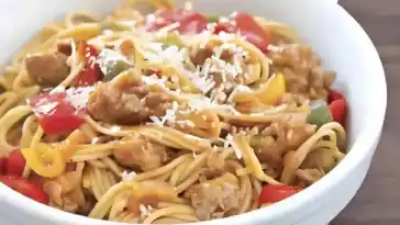 BACHELOR SPAGHETTI MIT WURST, PFEFFERN UND ZWIEBELN