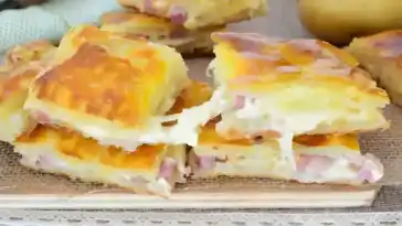 BLÄTTERTEIGTASCHEN MIT SCHINKEN UND KÄSE