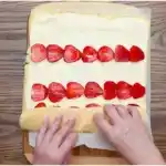 Biskuitrolle mit Erdbeer-Sahne Füllung