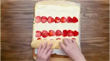 Biskuitrolle mit Erdbeer-Sahne Füllung