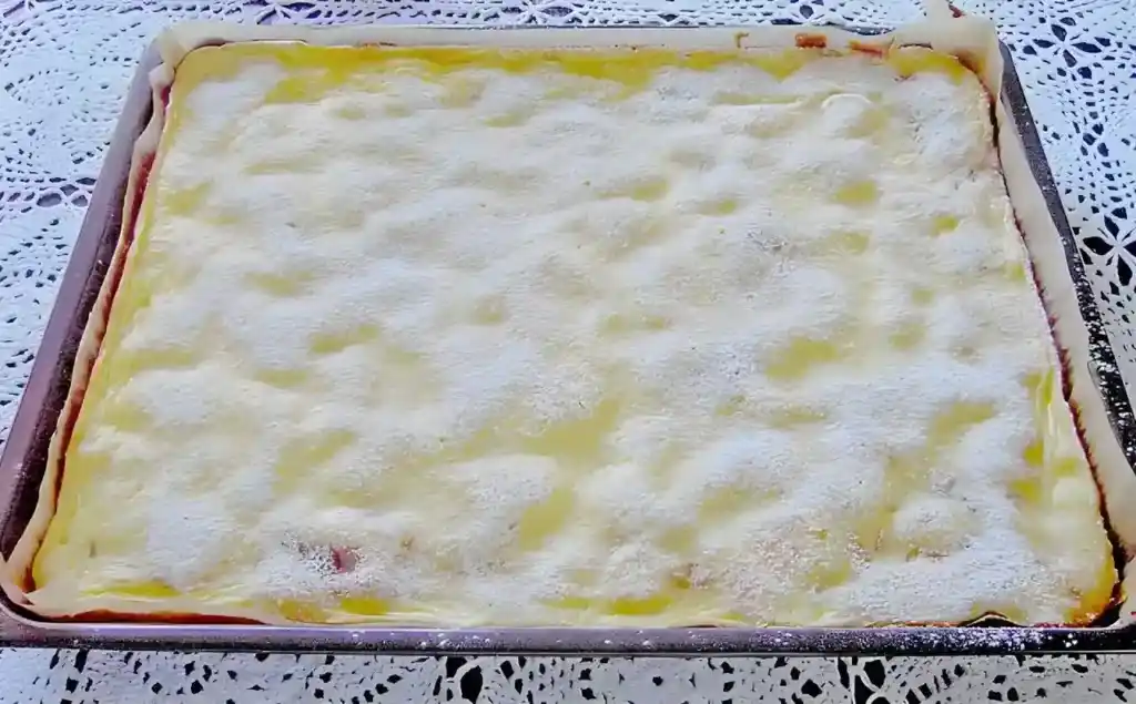 Blechkuchen mit kirschen und schmand