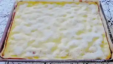 Blechkuchen mit kirschen und schmand