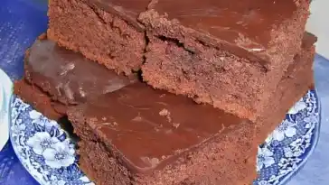 Blitzschneller Apfel-Schoko-Kuchen mit Saure-Sahne-Creme