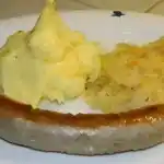 Bratwurst mit Sauerkraut und Kartoffeln