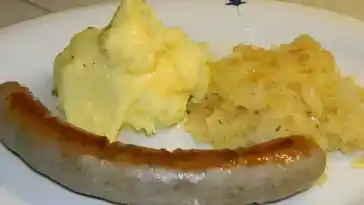 Bratwurst mit Sauerkraut und Kartoffeln