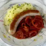 Bratwurst mit paprikazwiebeln