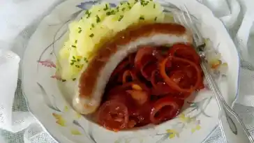 Bratwurst mit paprikazwiebeln