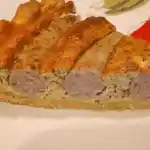 Bratwurst torte mit senfkruste