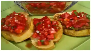 Bruschetta mit Tomaten und Knoblauch