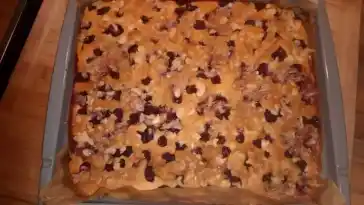 Buttermilch-Kirschkuchen mit Mandelkruste