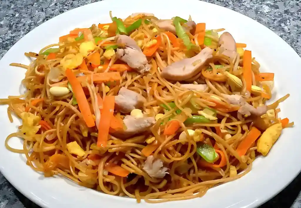 Chinesisch gebratene Nudeln mit Hühnchenfleisch, Ei und Gemüse