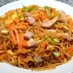 Chinesisch gebratene Nudeln mit Hühnchenfleisch, Ei und Gemüse