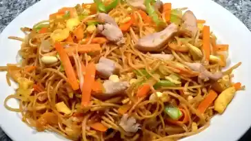 Chinesisch gebratene Nudeln mit Hühnchenfleisch, Ei und Gemüse