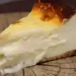 Cremiger käsekuchen mit sahne und pudding