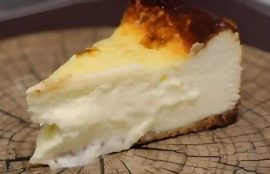 Cremiger käsekuchen mit sahne und pudding