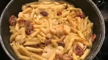 Cremiger Nudelauflauf mit Tomaten und Mozzarella