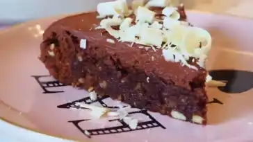 Double Chocolate Cake mit Cashews und Mandel