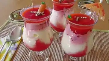 ERDBEEREN MIT VANILLE – EIERLIKÖR – CREME