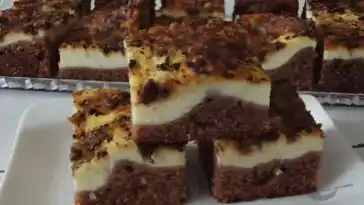 Ein Tassenkuchen mit Quark und Schoko-Kokos-Topping