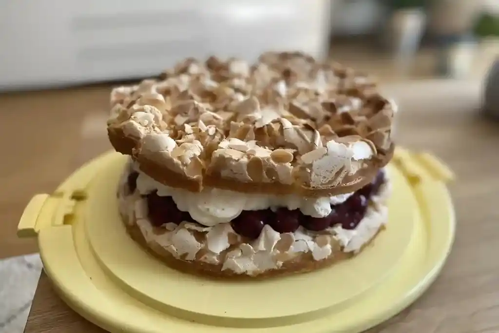 Einfache Himmelstorte mit Sauerkirschen