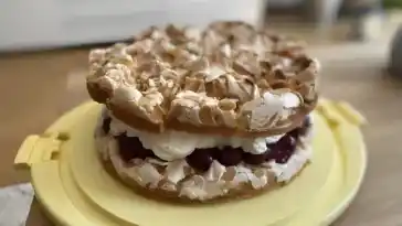 Einfache Himmelstorte mit Sauerkirschen