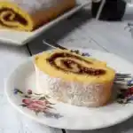 Einfaches Brötchen mit Marmelade