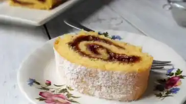 Einfaches Brötchen mit Marmelade