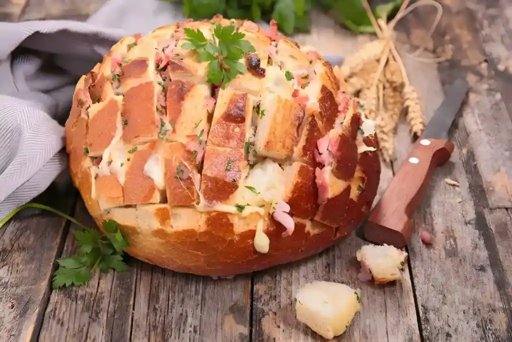 Einfaches Zupfbrot mit Schinken und Käse
