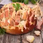Einfaches Zupfbrot mit Schinken und Käse