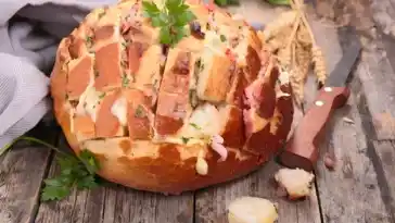 Einfaches Zupfbrot mit Schinken und Käse