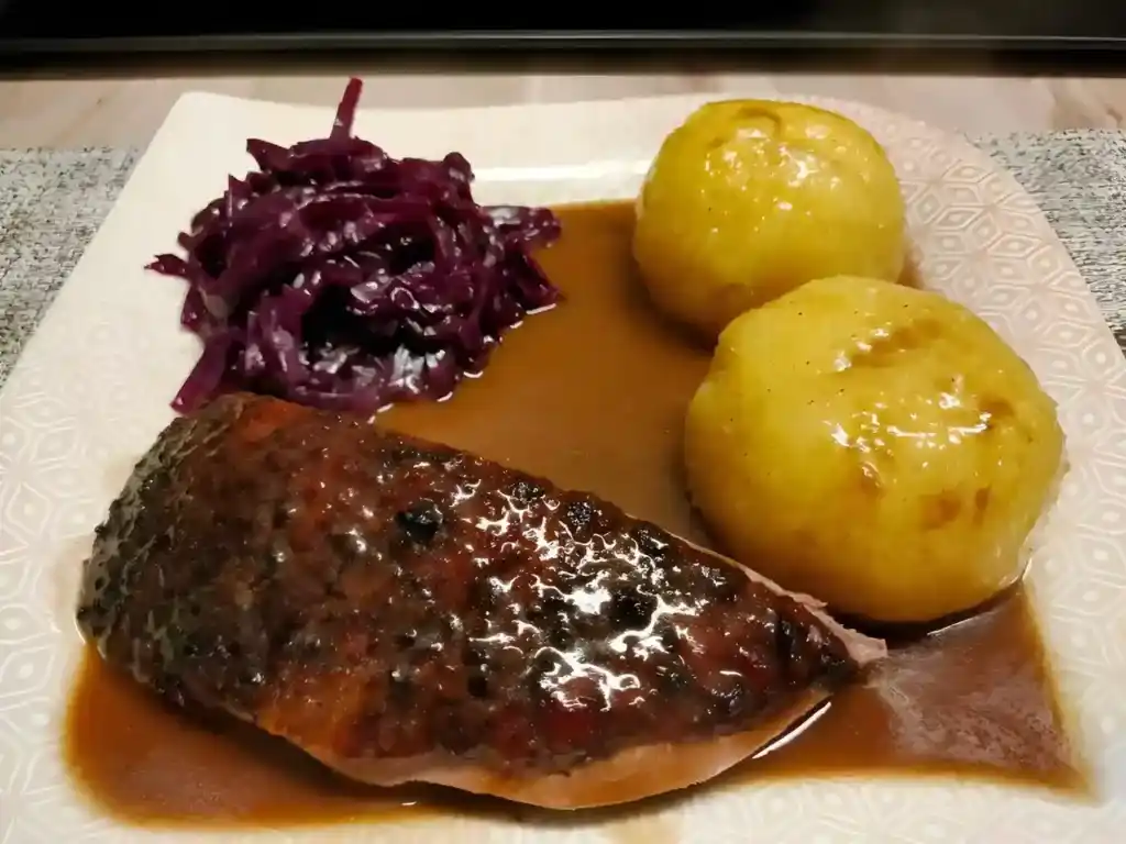 Entenbraten mit Apfelrotkohl und Kartoffelknödel