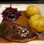 Entenbraten mit Apfelrotkohl und Kartoffelknödel