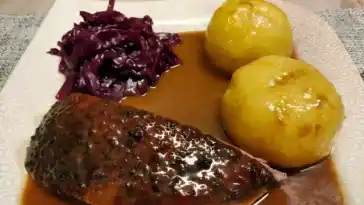 Entenbraten mit Apfelrotkohl und Kartoffelknödel