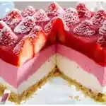 Erdbeer-Joghurt-Cremetorte mit Mandelknusperboden