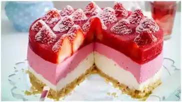 Erdbeer-Joghurt-Cremetorte mit Mandelknusperboden