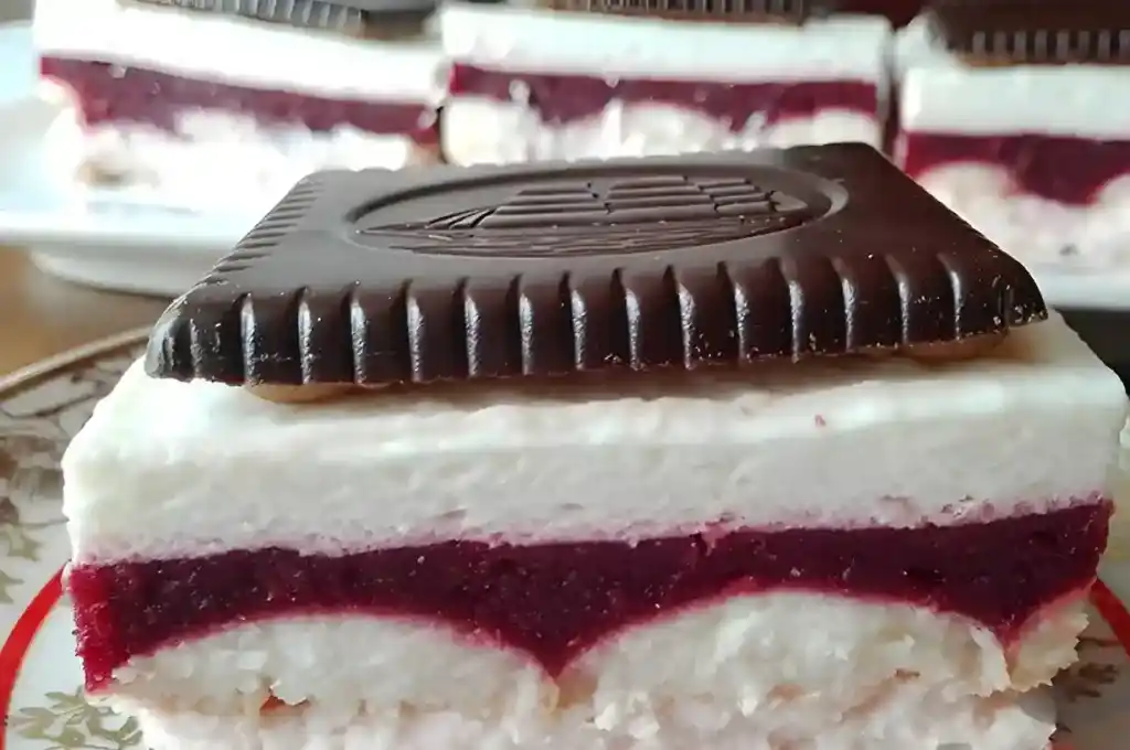 Erdbeerschnitten mit Schokokeksen ohne Backen