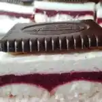 Erdbeerschnitten mit Schokokeksen ohne Backen