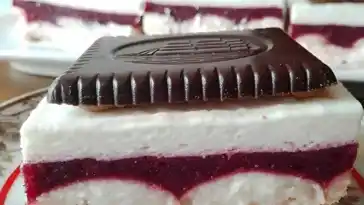 Erdbeerschnitten mit Schokokeksen ohne Backen