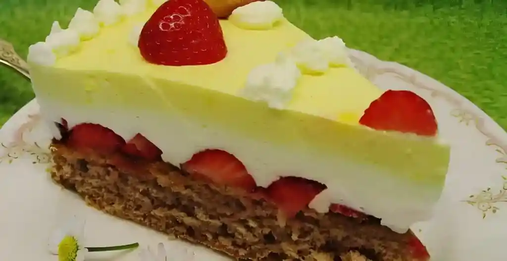 Erdbeertorte mit kakaobiskuit und joghurt