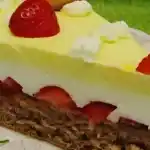 Erdbeertorte mit kakaobiskuit und joghurt