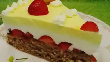 Erdbeertorte mit kakaobiskuit und joghurt