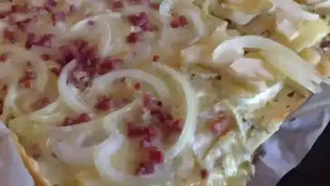 Flammkuchen mit Ziegenkäse, Rosmarin und Honig
