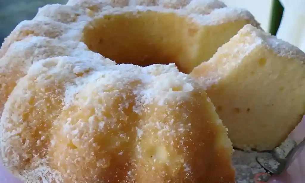 Frischer und saftiger Joghurtgugelhupf Rezept