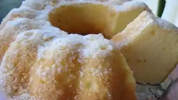 Frischer und saftiger Joghurtgugelhupf Rezept