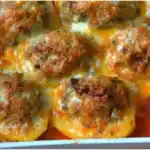 Gefüllte Kartoffeln mit Hackbällchen in Tomatensoße