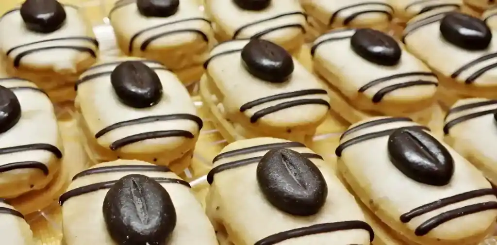 Gefüllte Mokka-Plätzchen mit Kaffeebohnen