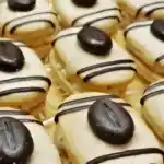 Gefüllte Mokka-Plätzchen mit Kaffeebohnen