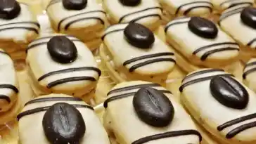 Gefüllte Mokka-Plätzchen mit Kaffeebohnen