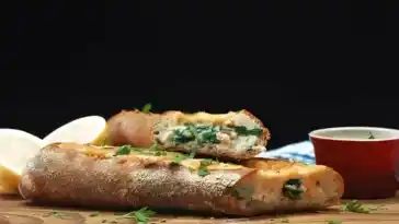 Gefülltes Lachs-Spinat-Baguette